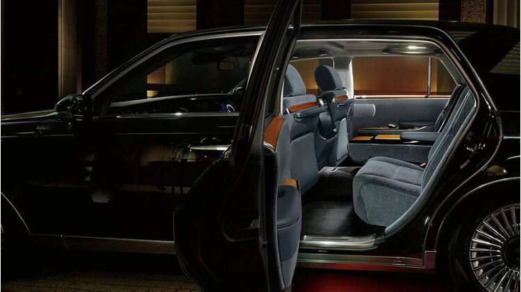 Bán đắt ngang siêu xe, Toyota Century làm khó người mua——Hình 3 Bán đắt ngang siêu xe, Toyota Century làm khó người mua——Hình 3