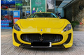 Giáp mặt Maserati GranTurismo vàng rực trên phố Sài Gòn