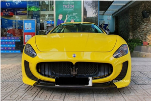 Giáp mặt Maserati GranTurismo vàng rực trên phố Sài Gòn