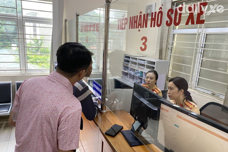 Nộp hồ sơ xin cấp lại trực tiếp tại cơ quan có thẩm quyền khi mất giấy tờ xe máy