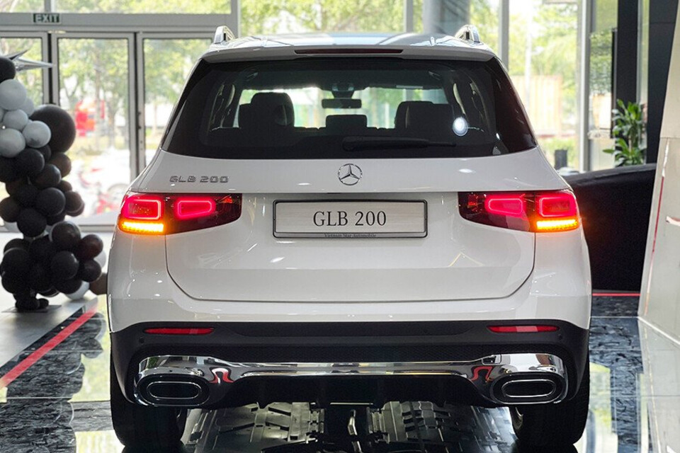 Đuôi xe thiết kế sang trọng