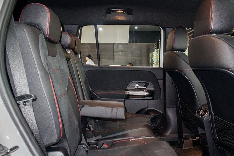 Hàng ghế sau rộng rãi