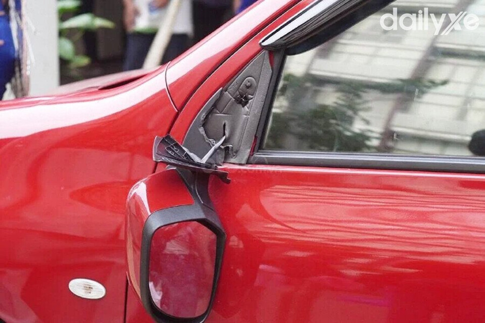 Gương chiếu hậu ô tô bị lỏng và gãy