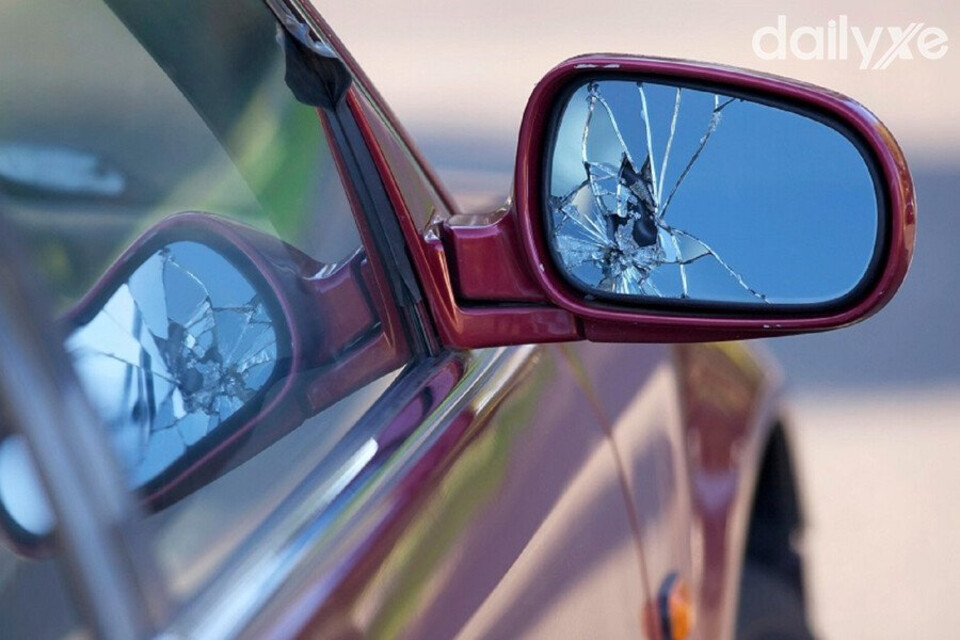 Thay thế gương chiếu hậu ô tô mới khi gặp tình trạng nứt, vỡ