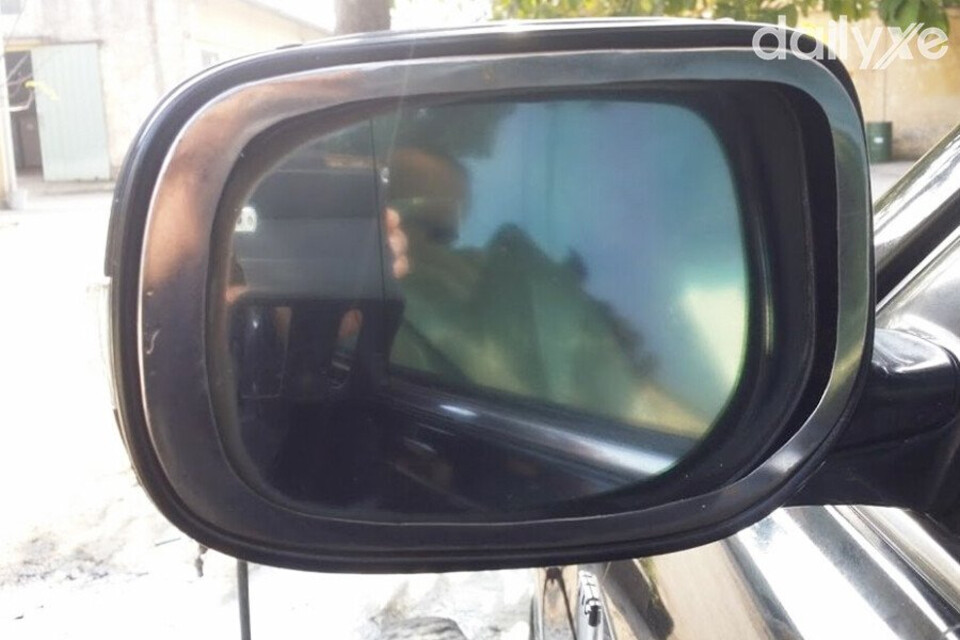 Cần thay thế gương chiếu hậu bị bẩn không thể làm sạch