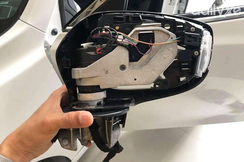 Thay thế gương chiếu hậu ô tô