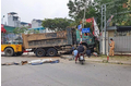 Hà Nội: Va chạm kinh hoàng, xe BMW vỡ nát phần đầu, xe tải đâm đổ tường rào trường học