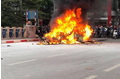 Hà Nội: Xe sang Mercedes-Benz gây tai nạn liên hoàn và bốc cháy dữ dội, 1 người tử vong