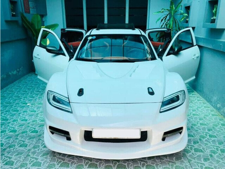 Hàng hiếm Mazda RX-8 gắn huy hiệu Ferrari được bán lại với giá ngang Toyota Vios số sàn - Ảnh 1.