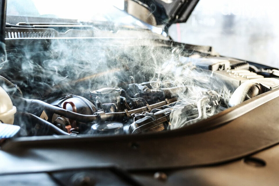 Có khói bốc lên từ nắp capo là dấu hiệu vô cùng nguy hiểm