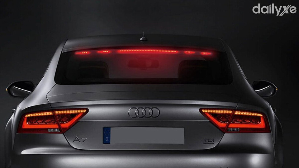 Đèn phanh được lắp đặt ở phía sau xe trong cụm đèn hậu và giữa xe khi phanh phát sáng