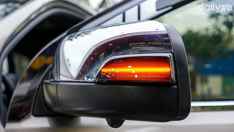 Đèn xi nhan của xe ô tô tích hợp gương chiếu hậu