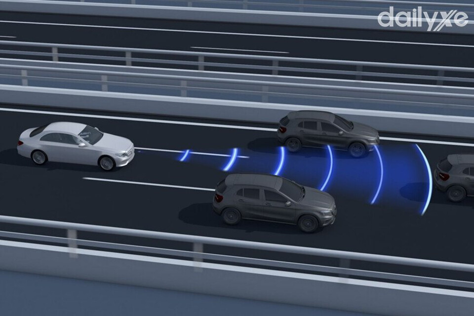 Hệ thống giữ khoảng cách chủ động Distronic