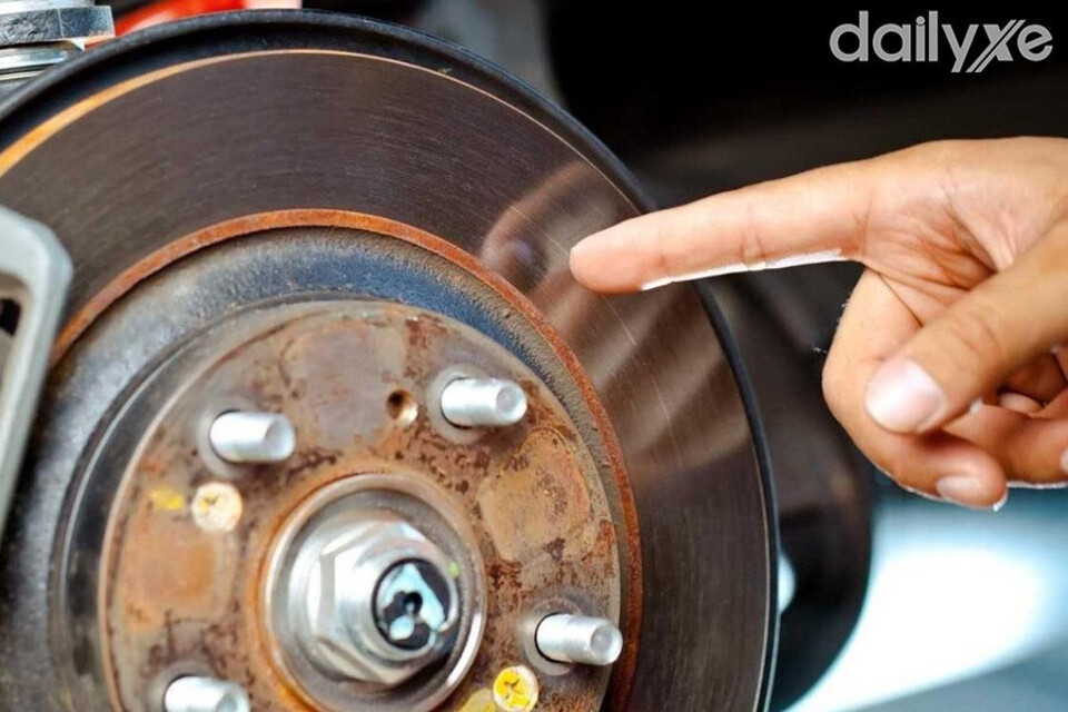 Đĩa phanh bị cong vênh hư hỏng