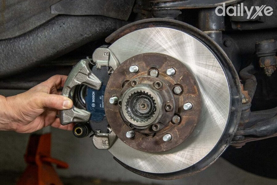 Làm láng đĩa phanh ô tô khi có hiện tượng công vênh