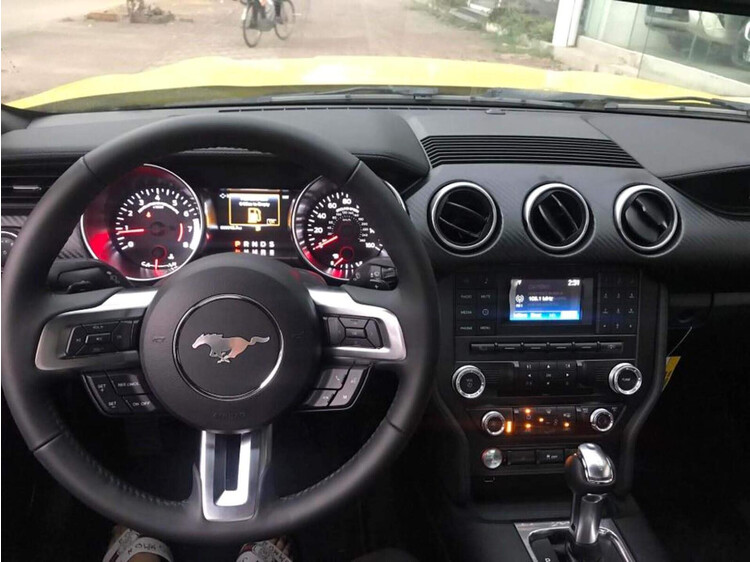 Hình ảnh Ford Mustang 2018 trang bị phiên bản động cơ 2.3 EcoBoost, công suất 310 mã lực, giá hơn 2 tỷ——Hình 4