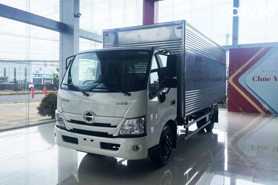 Hino Series 300 sở hữu kích thước lớn