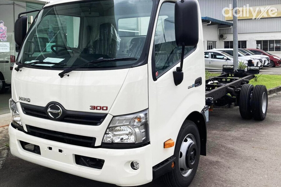 Đầu xe Hino 300 được thiết kế có tính động lực cao tạo cản giác sức mạnh