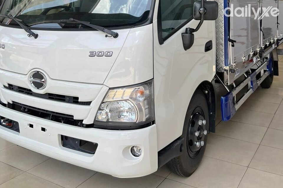 Cản trước Hino Series 300 thiết kế đồng màu với xe