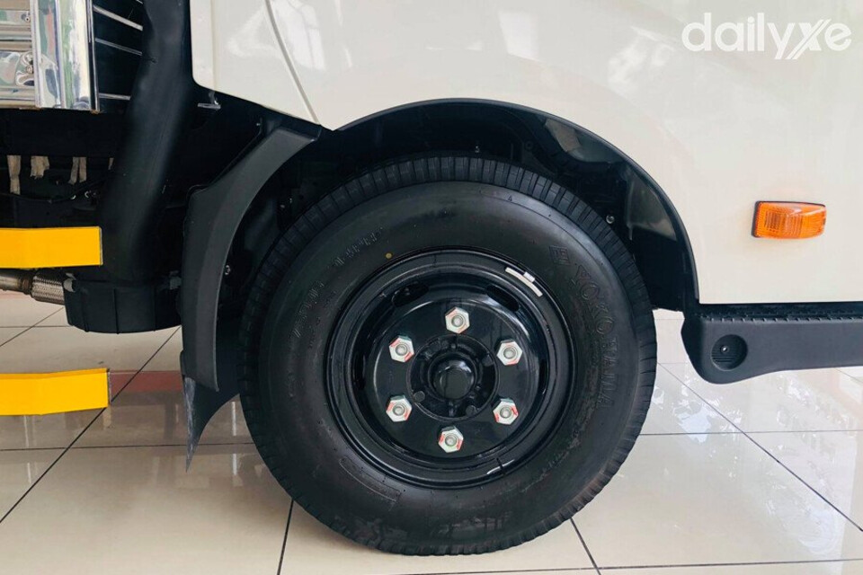 Bánh xe màu đen nhám hầm hố có kích thước 16 inch