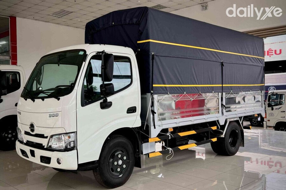 Hino Series 300 sở hữu vẻ ngoài hiện đại hầm hố
