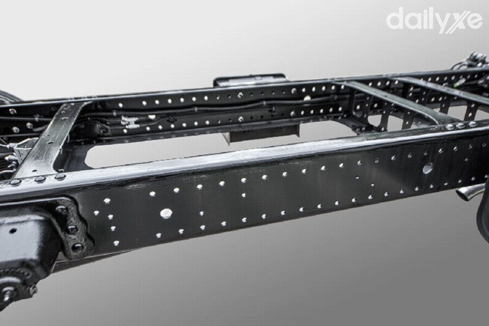 Gầm xe đục nhiều lỗ trên phiên bản xe không thùng