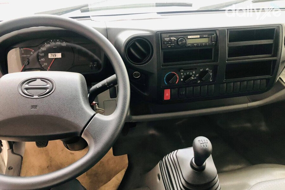 Vị trí trung tâm trang bị nhiều nút bấm nhưng được sắp xếp gọn gàng