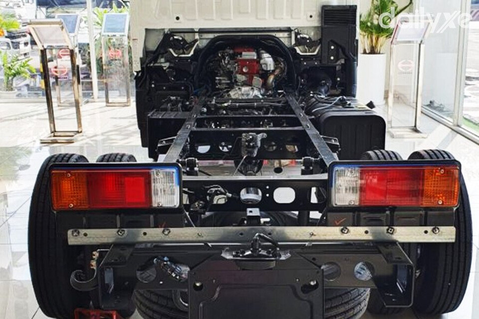 Đèn chiếu hậu hình chữ nhật đặt ở khung gầm