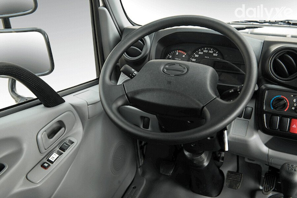 Vô lăng hai chấu thiết kế tối giản