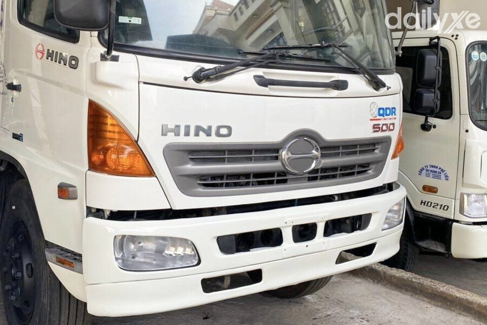 Đèn chiếu sáng đặt phía dưới cản trước bản to