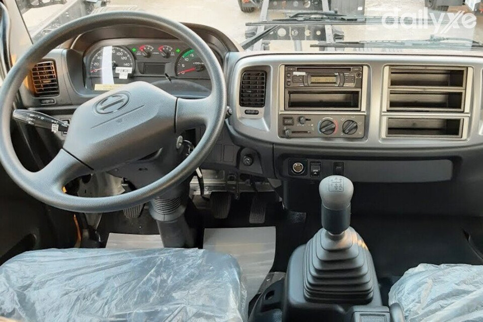 Vô lăng Hino Series 500 thiết kế hai chấu sử dụng chất liệu nhựa bền vững