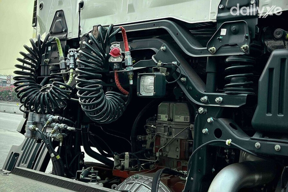 Hino Series 700 trang bị động cơ Diesel vận hành bền bỉ