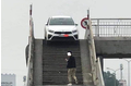 Hưng Yên: Xôn xao hình ảnh Kia Cerato mắc kẹt trên cầu vượt cực khó đỡ