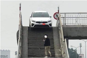 Hưng Yên: Xôn xao hình ảnh Kia Cerato mắc kẹt trên cầu vượt cực khó đỡ