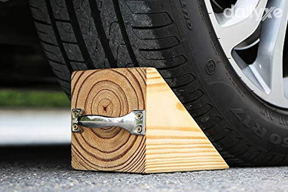 Chèn vật nặng vào bánh xe trước và sau khi tự thay lốp xe ô tô