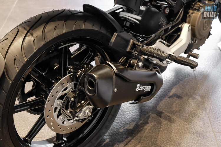 Husqvarna svartpilen 401 trị giá 200 triệu đồng, Honda CB500f nguyên bản
