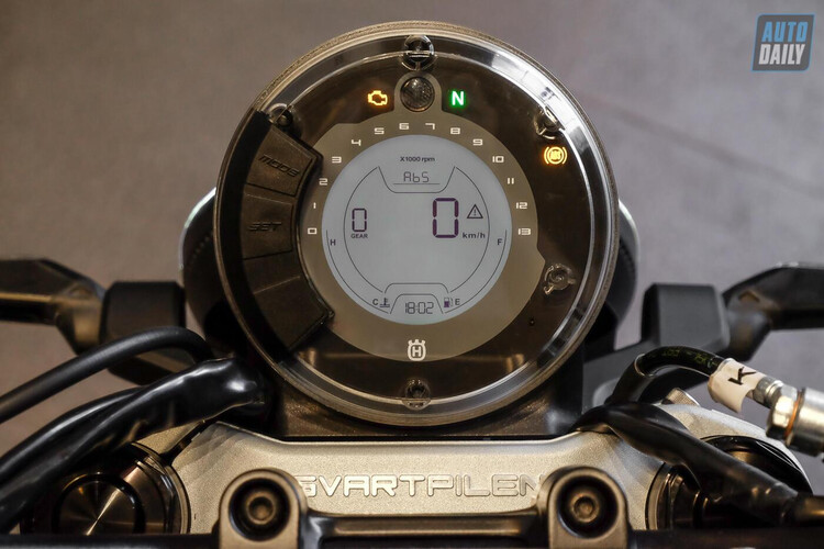 Husqvarna svartpilen 401 trị giá 200 triệu đồng, Honda CB500f nguyên bản
