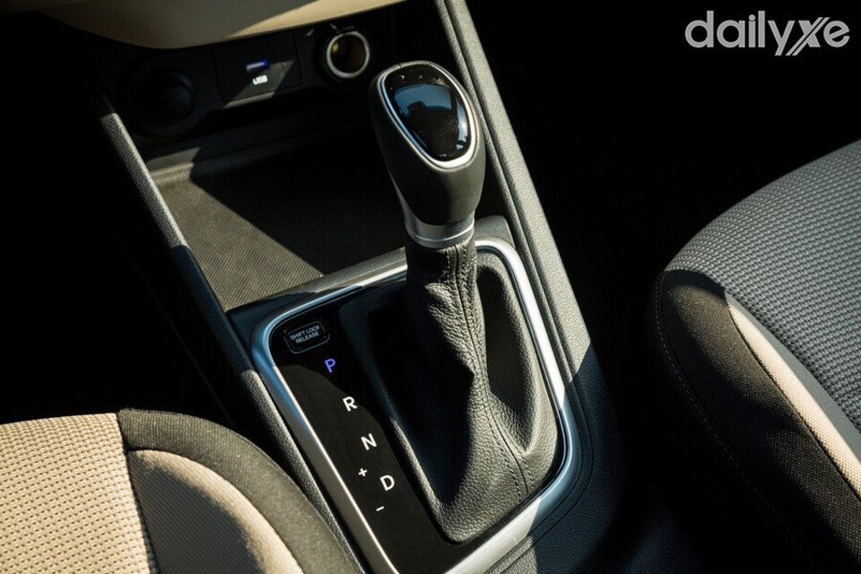 Hyundai Accent trang bị cho mình hộp số 6 cấp sang số êm ái