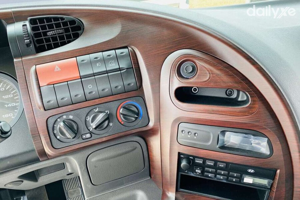 Khu vực điều khiển trung tâm được thiết kế hình nửa vòng cung độc đáo