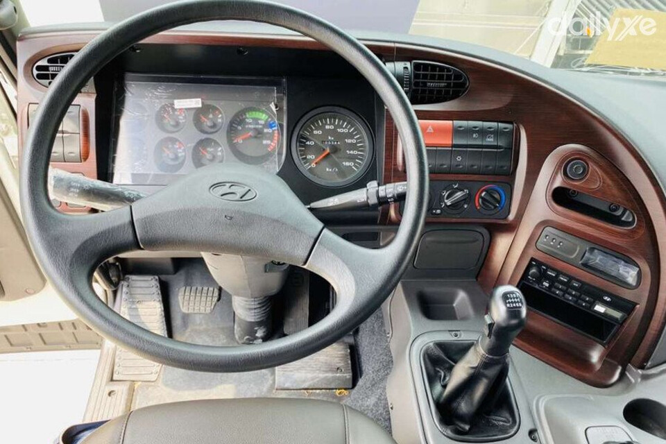 Vô lăng hai chấu có thể điều chỉnh phù hợp với dáng người ngồi