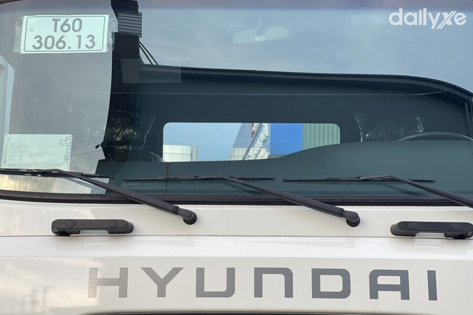 Kính chắn gió bản lớn bao quát tầm nhìn