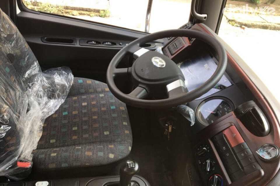 Vô lăng 4 chấu tích hợp trợ lực vận hành dễ dàng