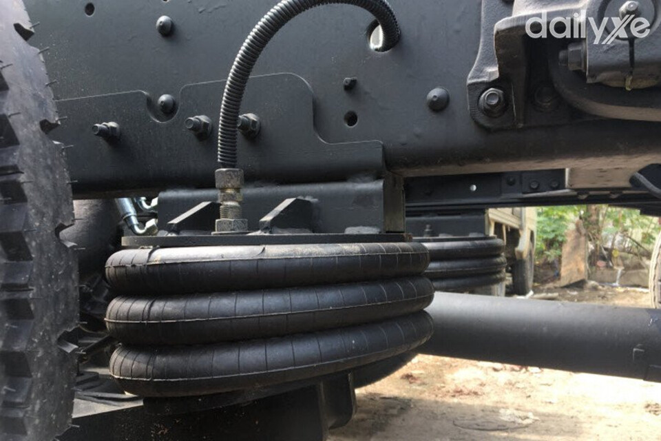 Chân sau treo, nâng hạ cầu bằng bầu hơi