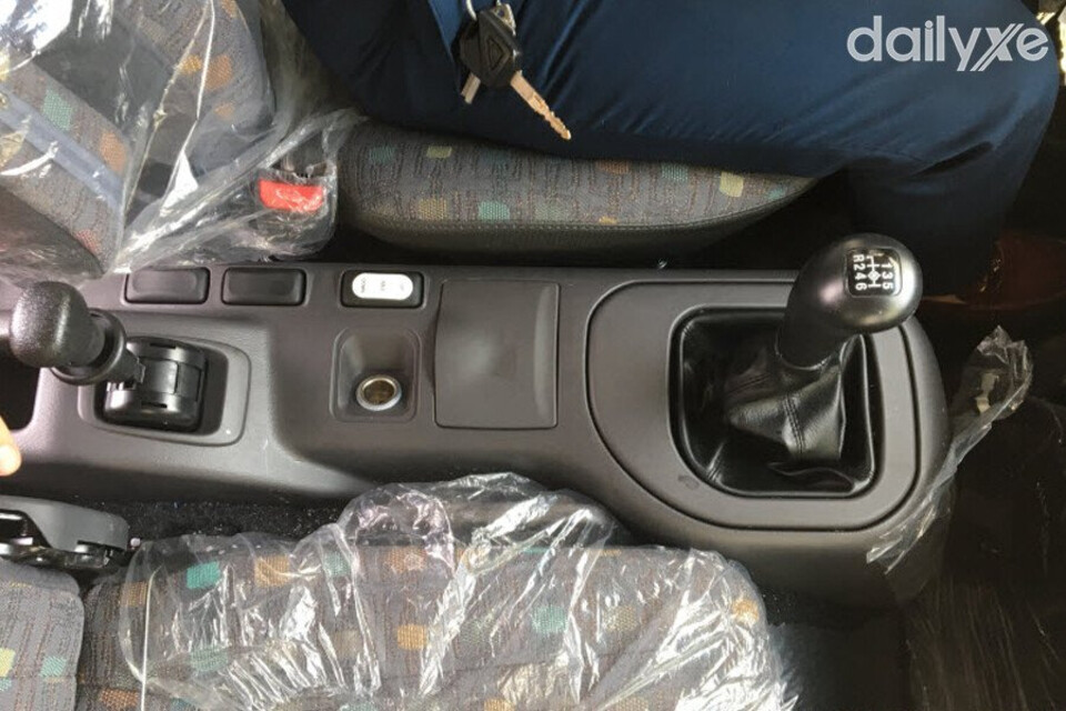 Xe sử dụng hộp số 6 số tiến và 1 số lùi