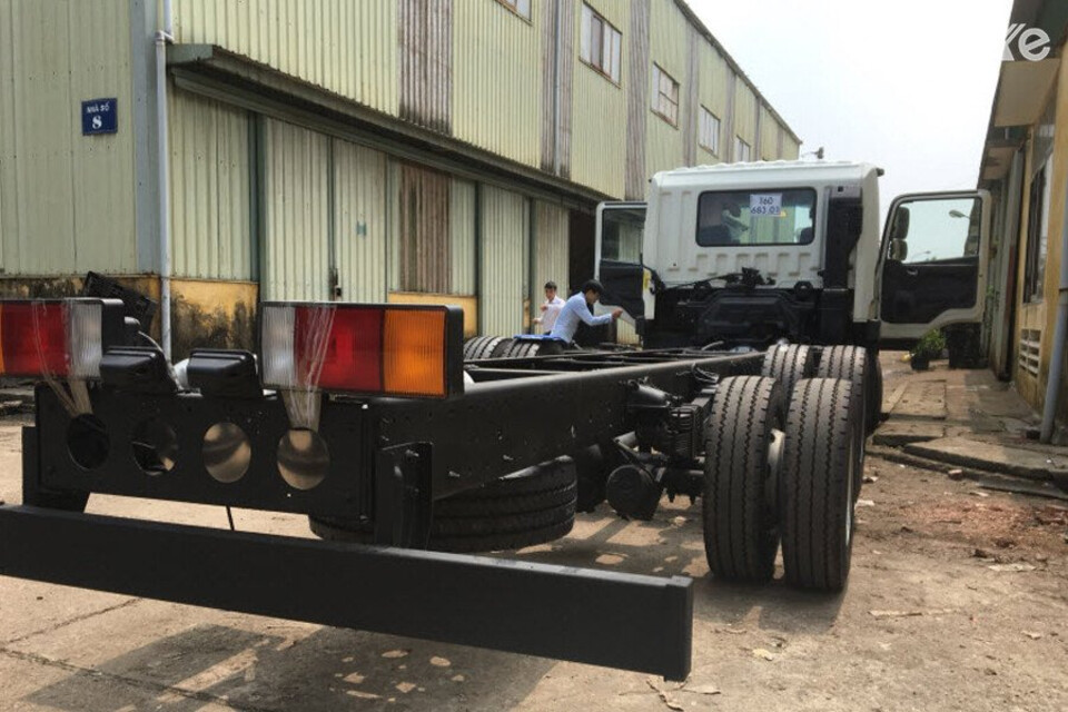 Đuôi xe Hyundai HD240 thiết kế tối giản, nổi bật là cụm đèn hậu hình chữ nhật