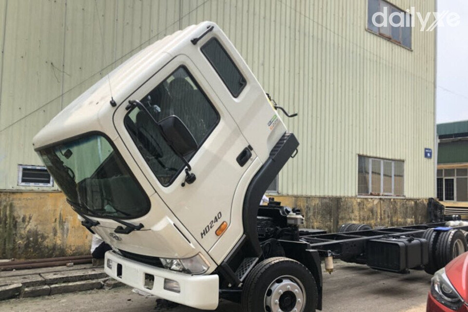 Đầu cabin gập 45 độ thuận tiện trong việc sửa chữa