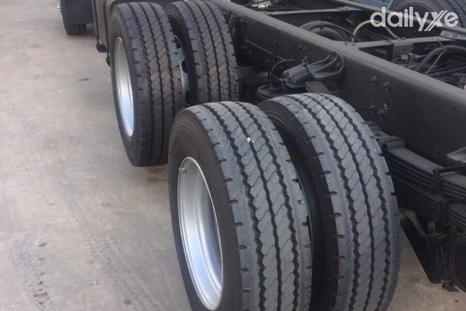 Lốp xe bản lớn bền bỉ và bám đường tốt