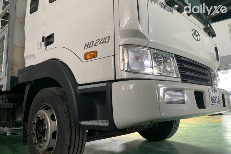 Đèn chiếu sáng được đặt thấp hạn chế chiếu thẳng đến phương tiện đi đối diện