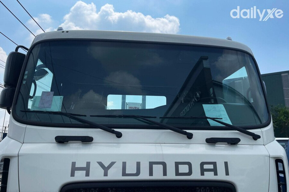 Kính chắn gió với các góc bo tròn mềm mại