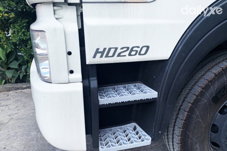 Bước lên xuống dễ dàng với bệ ba bậc ốp kim loại